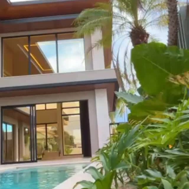 ✨ VENDE-SE RESIDÊNCIA DE ALTO PADRÃO – 490 m² DE ÁREA CONSTRUÍDA ✨

🏡 Imóvel de altíssimo padrão, com projeto imponente, tecnologia, sofisticação e acabamento premium em todos os detalhes.

📐 Distribuição dos Ambientes

🔹 Térreo:
• Sala de estar com pé-direito duplo
• Elevador
• Lavabo
• Escritório
• Área gourmet completa com:
 – Ilha central
 – Churrasqueira
 – Sala de jantar
 – Cozinha de preparação
• Lavanderia e despensa
• Banheiro completo para área externa

🔹 Área Externa:
• Piscina com spa integrado
• Cascata
• Ducha

🔹 Pavimento Superior:
• 4 suítes
• Suíte master com sacada, closet amplo
• Banheiro da suíte master com banheira dupla de hidromassagem com blower
• Sacada adicional com vista privilegiada

⸻

✨ Diferenciais de Alto Padrão

• Automação completa (iluminação, piscina, ar-condicionado, irrigação e porteiro eletrônico)
• Elevador Atlas Schindler
• Revestimentos Premium Roca
• Louças e metais Kohler
• Mármore travertino aplicado na: piscina, deck, cascata, ducha, banheiro gourmet, lavabo, pisantes externos, escada e painel decorativo da sala
• Quartzito Taj Mahal no espaço gourmet
• Quartzo na cozinha e banheiros
• Forro em alumínio com textura de madeira
• Beirais externos com acabamento em alumínio
• Paisagismo com espécies selecionadas de altíssimo padrão
• Iluminação com perfil, everglow e pontos decorativos

⸻

📲 Eli dos Santos – Corretora de Imóveis | CRECI 14.060
📞 (65) 99226-3540