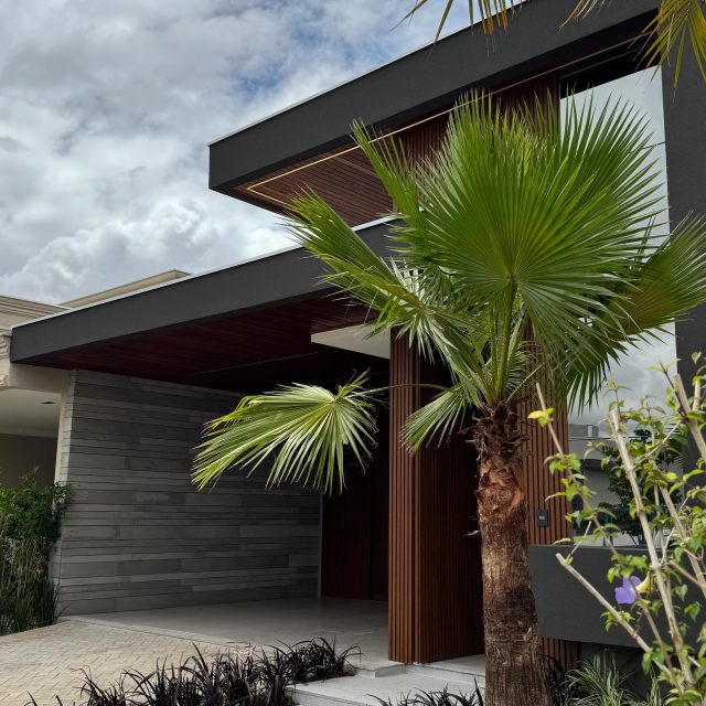 🏡 Casa Térrea de Alto Padrão | Condomínio Florais do Parque – Cuiabá

Elegância, conforto e sofisticação em cada detalhe desta residência térrea impecável, localizada em um dos condomínios mais desejados da capital.

✨ Área construída: 158,40 m²
📐 Terreno: 300 m²

O imóvel conta com móveis planejados em todos os ambientes, acabamento premium e projeto pensado para oferecer funcionalidade, bem-estar e alto padrão de moradia.

🔹 3 suítes, sendo a master com closet
🔹 Sala integrada para dois ambientes, com excelente iluminação natural
🔹 Lavabo
🔹 Cozinha gourmet completa, equipada com cooktop, forno, coifa e churrasqueira
🔹 Piscina com hidromassagem, ideal para momentos de lazer
🔹 Garagem para 4 veículos, sendo 2 cobertos
🔹 Lavanderia externa
🔹 WC externo e ducha para área da piscina

🔧 Diferenciais que elevam o padrão do imóvel:
✔️ Venezianas elétricas nos quartos
✔️ Iluminação completa em todos os cômodos
✔️ Boiler instalado
✔️ Pintura Gress
✔️ Fechadura digital
✔️ Sistema de irrigação automatizada
✔️ Paisagismo completo
✔️ Acabamento premium em todos os detalhes

🌿 Lazer e segurança no condomínio:
O Florais do Parque oferece uma infraestrutura completa com:
🏊 Piscina
⚽ Campo de futebol
🎾 Quadra de tênis
🏀 Quadras esportivas
🔥 Quiosques com churrasqueiras
🏋️ Academia equipada
🎉 Salão de festas
🛝 Diversos playgrounds
🛡️ Segurança 24h para sua tranquilidade e da sua família

💰 Valor: R$ 2.200.000,00

⸻

Corretora Elizângela Neves | CRECI 14.060
📞 (65) 99226-3540

#AltoPadrãoCuiabá #ImóveisExclusivos #LuxoCuiabá #CasaDeLuxo #FloraisDoParque #ImóvelAltoPadrão #ArquiteturaDeLuxo #CorretoraDeImóveis #VivaComEstilo #ImóvelDosSonhos