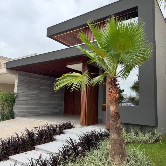 🏡 Casa Térrea de Alto Padrão | Condomínio Florais do Parque – Cuiabá

Elegância, conforto e sofisticação em cada detalhe desta residência térrea impecável, localizada em um dos condomínios mais desejados da capital.

✨ Área construída: 158,40 m²
📐 Terreno: 300 m²

O imóvel conta com móveis planejados em todos os ambientes, acabamento premium e projeto pensado para oferecer funcionalidade, bem-estar e alto padrão de moradia.

🔹 3 suítes, sendo a master com closet
🔹 Sala integrada para dois ambientes, com excelente iluminação natural
🔹 Lavabo
🔹 Cozinha gourmet completa, equipada com cooktop, forno, coifa e churrasqueira
🔹 Piscina com hidromassagem, ideal para momentos de lazer
🔹 Garagem para 4 veículos, sendo 2 cobertos
🔹 Lavanderia externa
🔹 WC externo e ducha para área da piscina

🔧 Diferenciais que elevam o padrão do imóvel:
✔️ Venezianas elétricas nos quartos
✔️ Iluminação completa em todos os cômodos
✔️ Boiler instalado
✔️ Pintura Gress
✔️ Fechadura digital
✔️ Sistema de irrigação automatizada
✔️ Paisagismo completo
✔️ Acabamento premium em todos os detalhes

🌿 Lazer e segurança no condomínio:
O Florais do Parque oferece uma infraestrutura completa com:
🏊 Piscina
⚽ Campo de futebol
🎾 Quadra de tênis
🏀 Quadras esportivas
🔥 Quiosques com churrasqueiras
🏋️ Academia equipada
🎉 Salão de festas
🛝 Diversos playgrounds
🛡️ Segurança 24h para sua tranquilidade e da sua família

💰 Valor: R$ 2.200.000,00

⸻

Corretora Elizângela Neves | CRECI 14.060
📞 (65) 99226-3540

#AltoPadrãoCuiabá #ImóveisExclusivos #LuxoCuiabá #CasaDeLuxo #FloraisDoParque #ImóvelAltoPadrão #ArquiteturaDeLuxo #CorretoraDeImóveis #VivaComEstilo #ImóvelDosSonhos