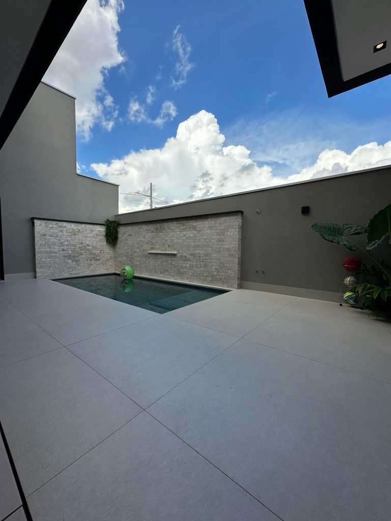 740bb8d2-c1b5-40d5-b63a-4d972fbc0316